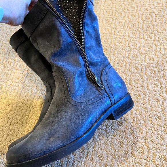 Like New Woman's Gray & studded boots size 8 - Picture 8 of 8